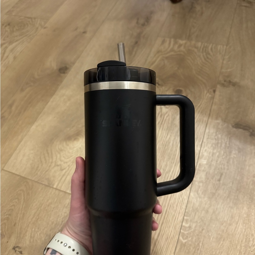 Stanley Black 30 oz Tumbler with Handle - like new!